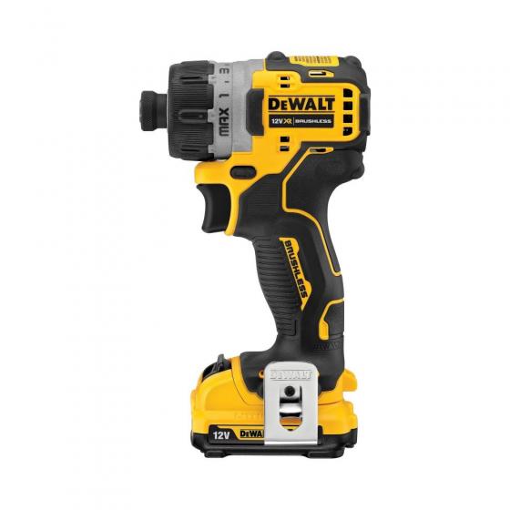 Аккумуляторный бесщеточный шуруповерт DEWALT DCF601D2