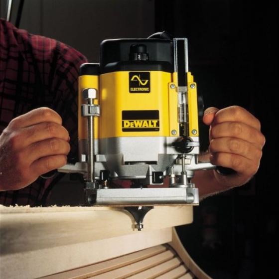 Фрезер двуручный DEWALT DW625E